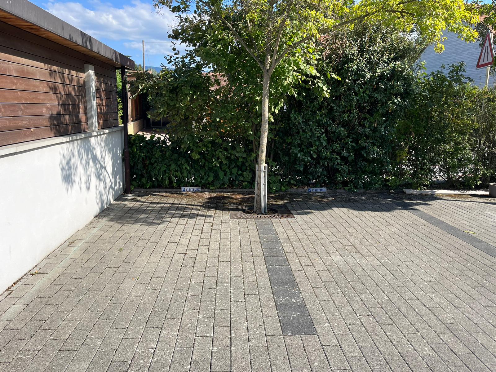 2 places visiteurs à disposition